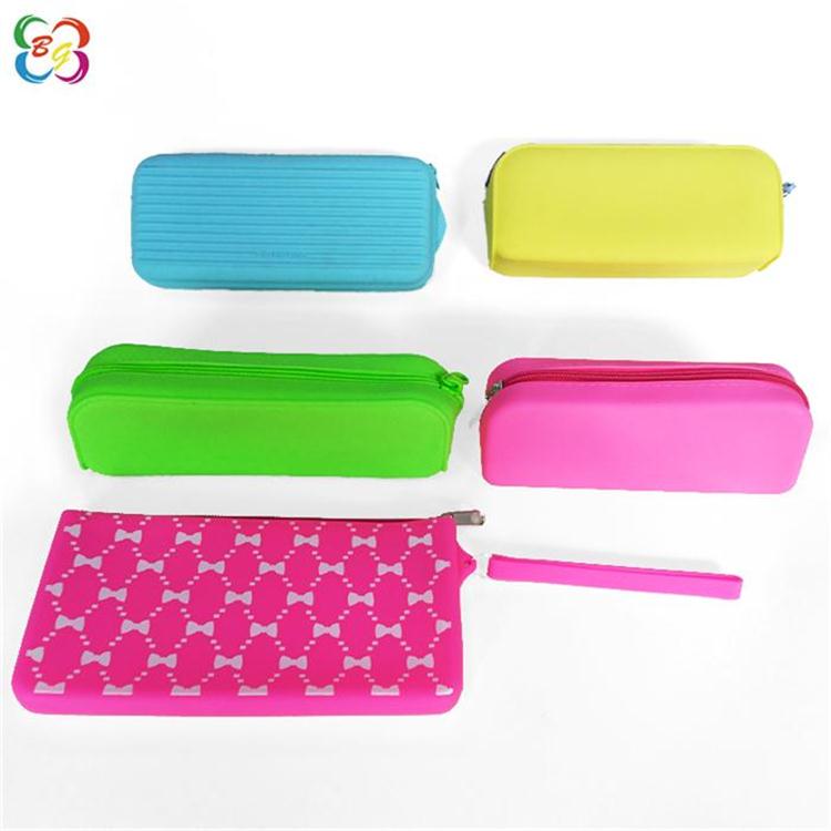 硅膠筆袋弄臟了該怎么清洗？專業(yè)的硅膠制品生產(chǎn)廠家都這樣做