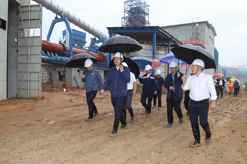 1在赤峰退城入園項目察看熟料線建設(shè)情況