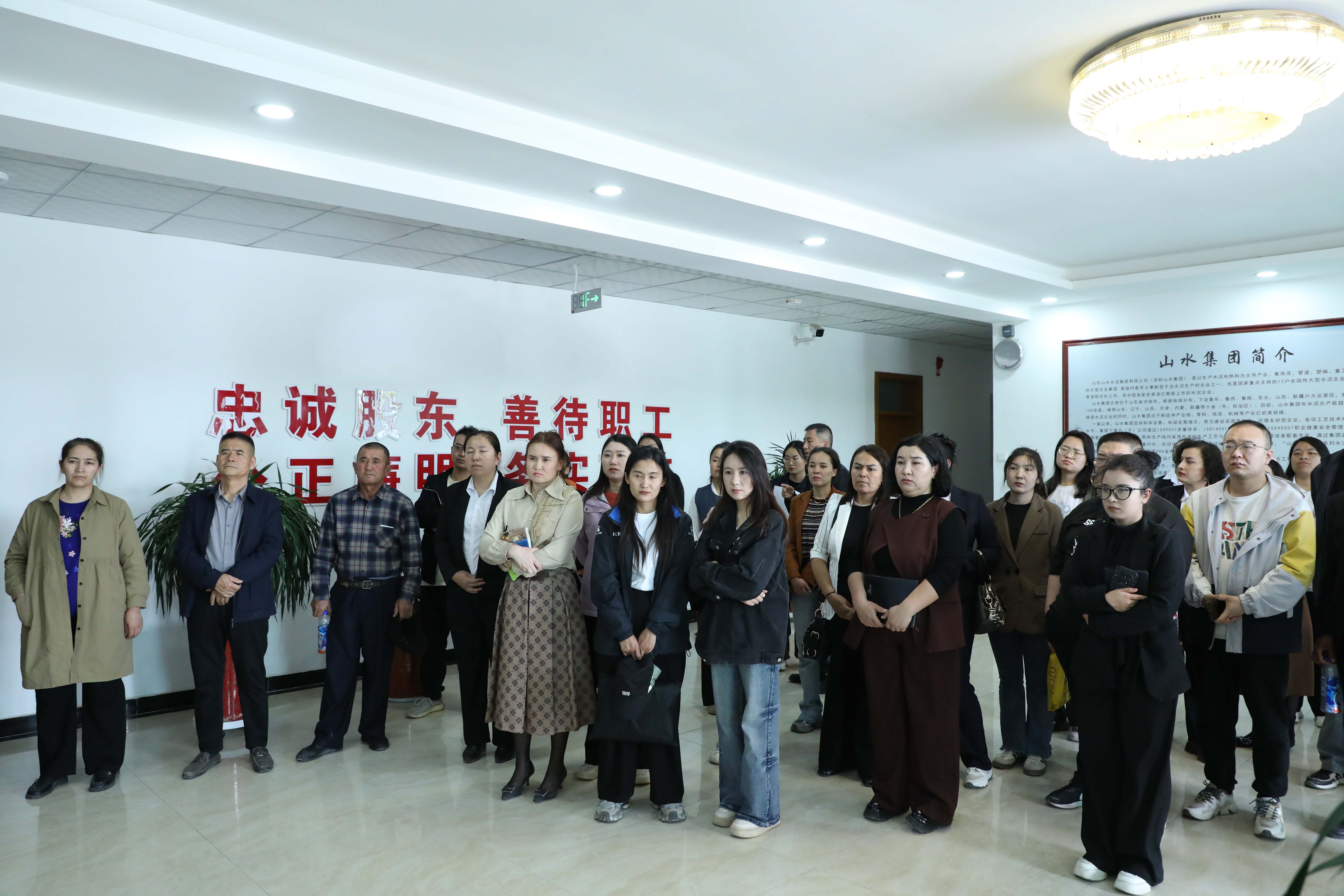 疏勒縣三新領(lǐng)域黨組織書記和黨務(wù)工作者培訓(xùn)班到疏勒公司黨建觀摩-(2)